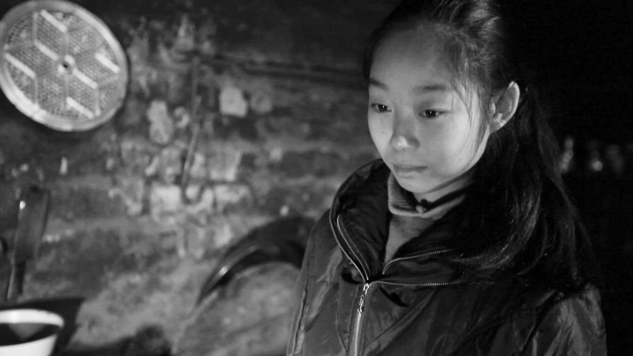 小倩倩家徒四壁，她渴望繼續(xù)讀書(shū)，改變家的現(xiàn)狀