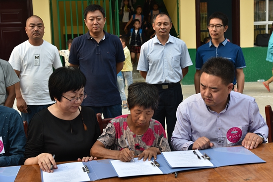 幸福使者、愛心人士與魏學(xué)秀一起簽訂幫扶協(xié)議