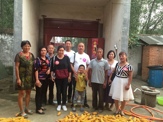 幸福使者、愛心人士與吳國祿一家合影