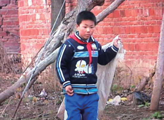 有時候，浩浩會拿著蛇皮袋撿些垃圾賣錢視 頻截圖