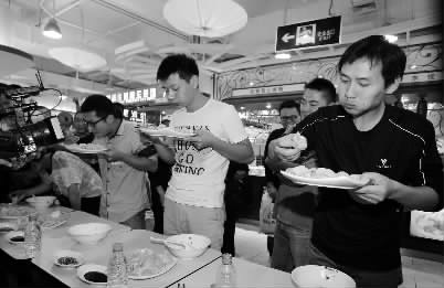 再整兩盤餃子，“騎士牛仔”（右一）真是好胃口