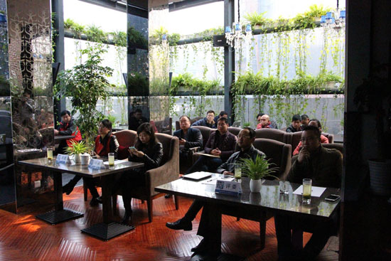 《創(chuàng)業(yè)星工廠》第二季海選現(xiàn)場(chǎng)，評(píng)委們認(rèn)真聽(tīng)取創(chuàng)業(yè)者的項(xiàng)目介紹