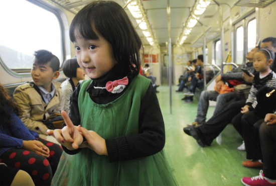 開往花蓮火車上，“戲曲小精靈”張楚怡練嗓