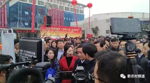 副省長戴柏華參觀打工直通車智慧就業(yè)終端設備