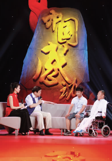 肇恒君（右一）天生殘疾，但是他自兒時起就有著一個音樂夢