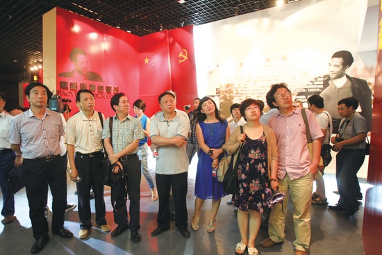 河南電視臺、河南人民廣播電臺、河南省詩歌學會的專家、詩人、記者等數(shù)十人赴蘭考焦裕祿紀念園采風學習