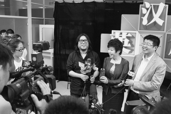 節(jié)目嘉賓高曉松、于丹、張頤武接受采訪