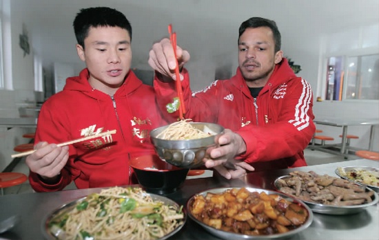 　約瑟夫一再表示食堂大師傅飯菜做得很好，他的筷子已經(jīng)用得很熟練了