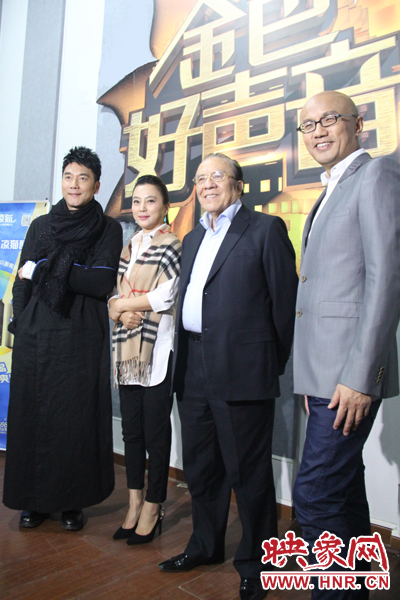 林依輪、李玲玉、楊洪基三位評(píng)委導(dǎo)師以及主持人孫國(guó)慶接受媒體采訪