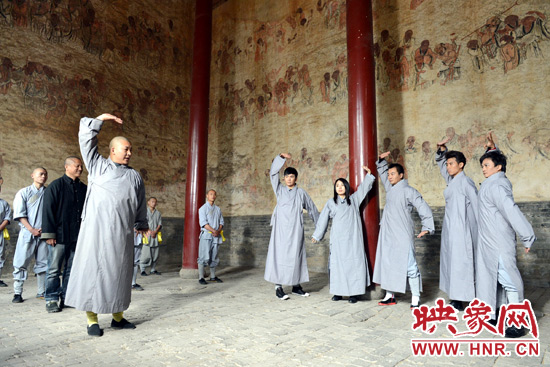嘉賓們跟隨少林寺武僧練習(xí)武術(shù) 嘉賓們跟隨少林寺武僧練習(xí)武術(shù)