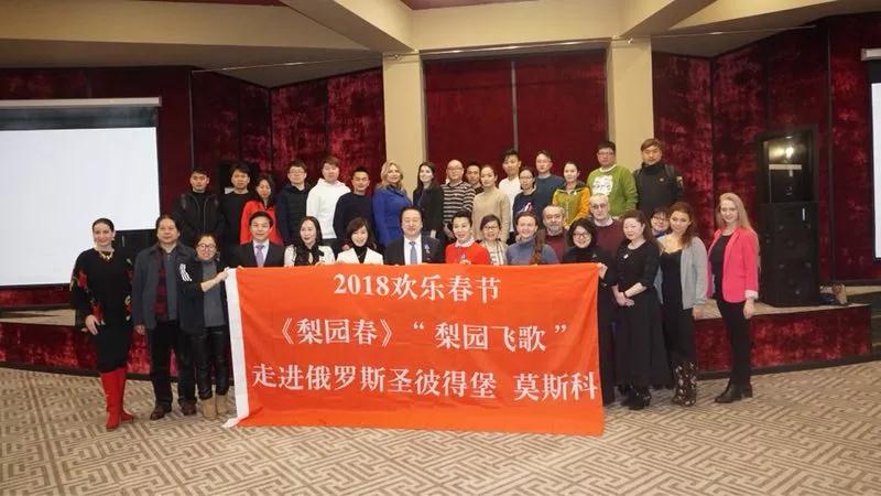 《梨園春》與俄羅斯文化學(xué)者開展座談會，共同交流中俄藝術(shù)文化的發(fā)展并互贈禮物