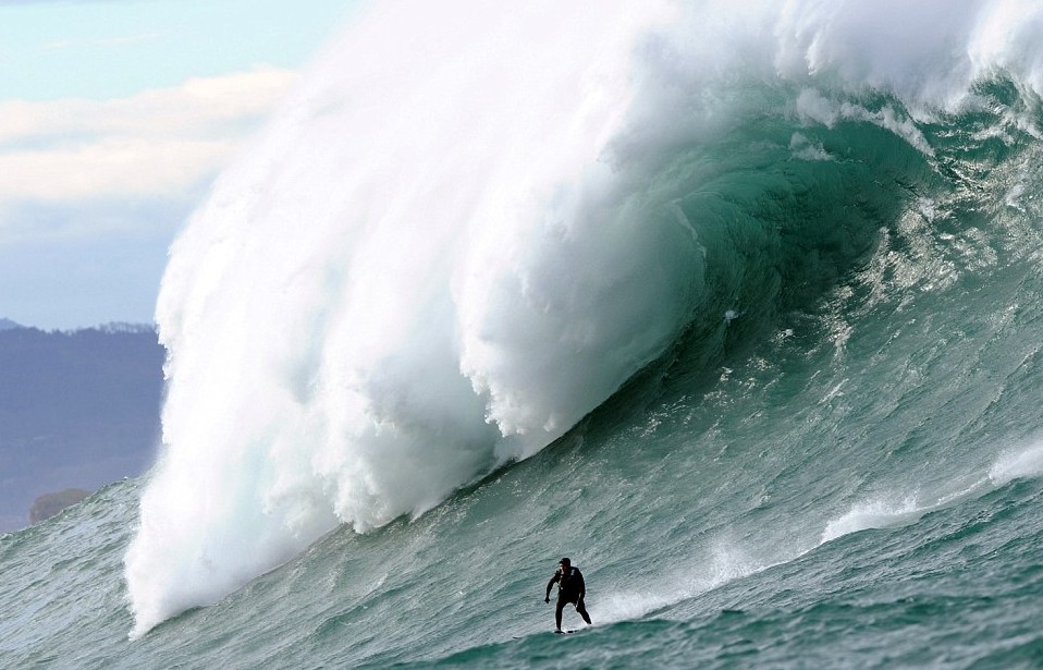 與20米高巨浪嬉戲！神勇弄潮兒沖浪場面超震撼
