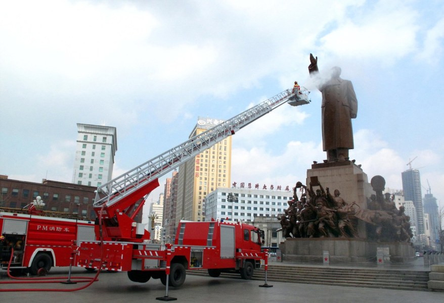 沈陽(yáng)消防車清洗毛澤東雕像