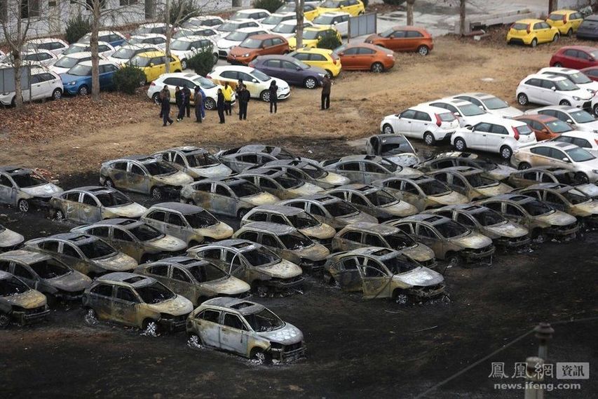 鄭州停車(chē)場(chǎng)大火后的場(chǎng)景