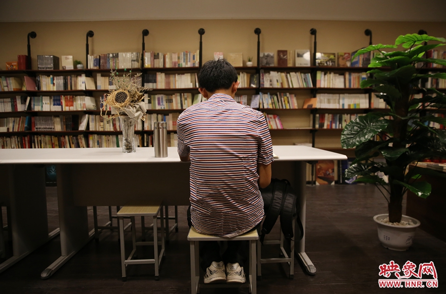 5月23日晚，鄭州一家24小時（周五、周六）書店營業(yè)。慕名而來的客人在看書。