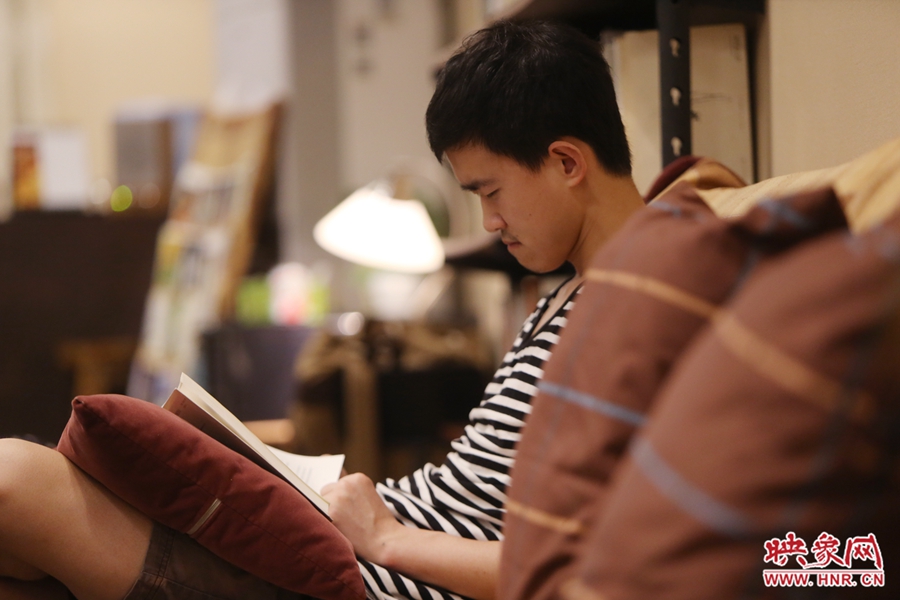 徐浩然，24歲，圖書編輯：在書店看紙質(zhì)書，意境會更深一些。