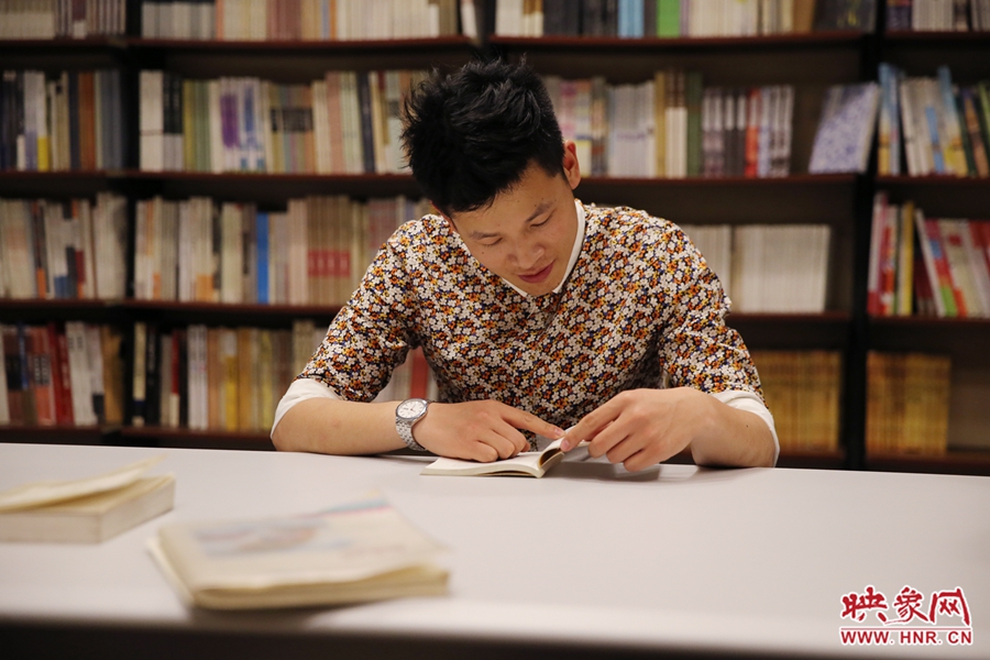 李恒，26歲，私營業(yè)主：喜歡撫摸紙質(zhì)書的感覺。