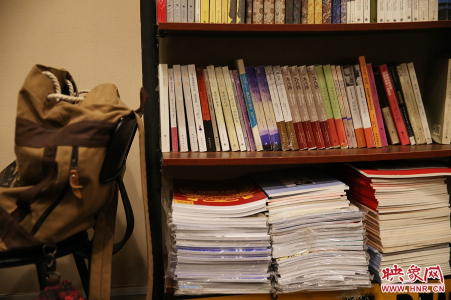 放下背包，捧起一本喜愛的書，生活的另一種方式。