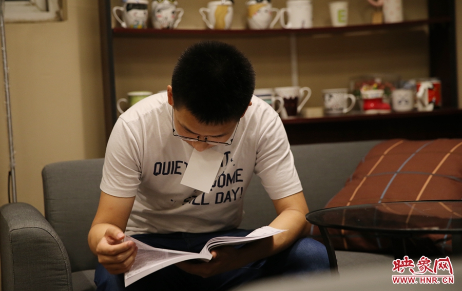 楊栗，22歲，某大學大三學生：喜歡這種看書的環(huán)境。