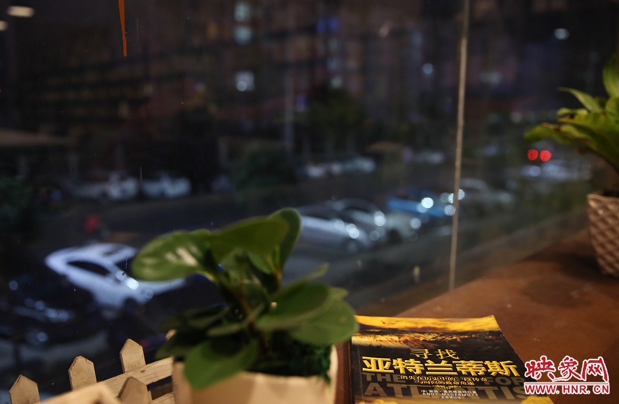 一扇窗，將喧鬧與寧靜分割。