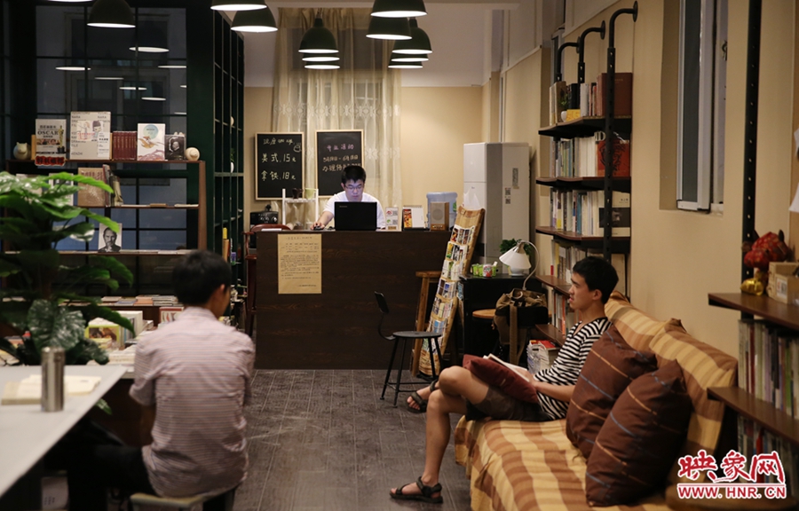 看書的人在相互交流。