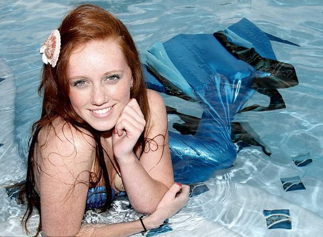 美癱瘓女孩拍美人魚照實(shí)現(xiàn)模特夢