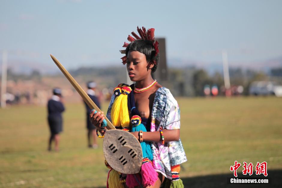 斯威士蘭蘆葦節(jié)開(kāi)選秀女 十萬(wàn)“甄嬛”苦盼國(guó)王垂青 斯威士蘭蘆葦節(jié)開(kāi)選秀女 十萬(wàn)“甄嬛”苦盼國(guó)王垂青