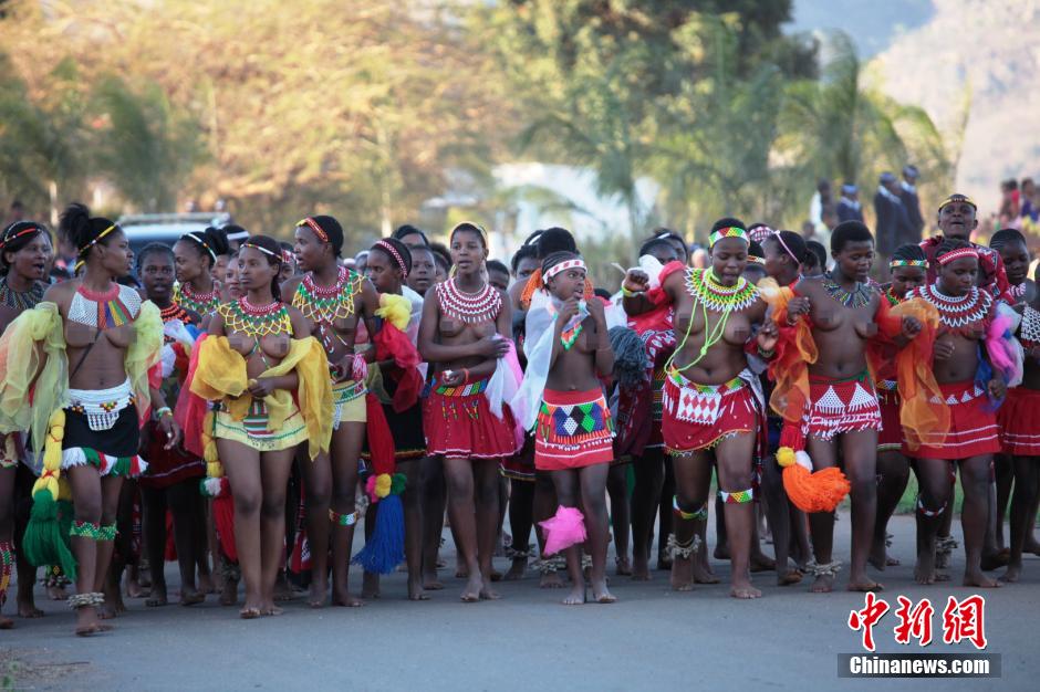 斯威士蘭蘆葦節(jié)開(kāi)選秀女 十萬(wàn)“甄嬛”苦盼國(guó)王垂青 斯威士蘭蘆葦節(jié)開(kāi)選秀女 十萬(wàn)“甄嬛”苦盼國(guó)王垂青
