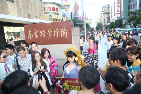 女子鬧市扮成“搖錢樹” 路人圍觀無(wú)人敢搖