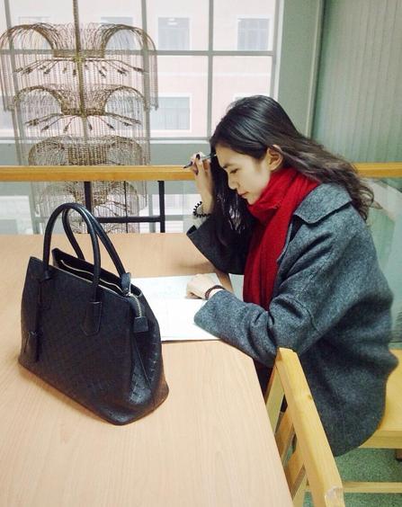 國戲?；ú排畬W霸 街拍秀修長美腿