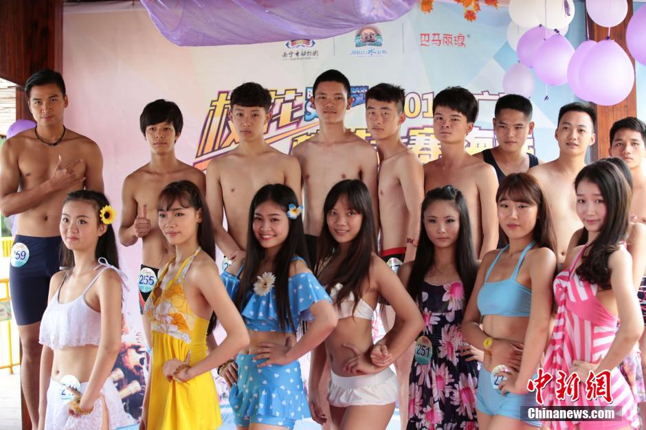 學(xué)生參加?；ㄐ２荽筚?美女穿比基尼秀身材
