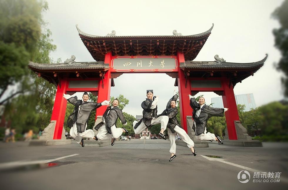 川大女生拍道士版畢業(yè)照 俏皮可愛