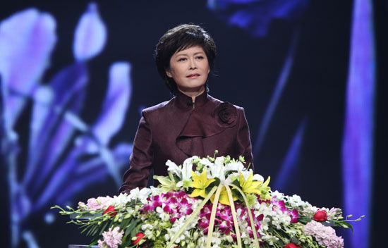 主持人敬一丹。