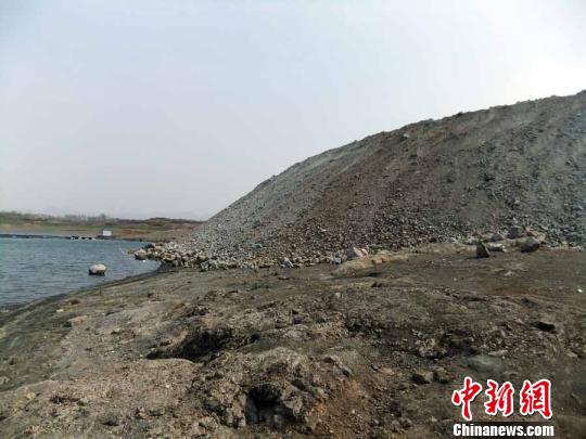 填湖造地，在鴨河水庫(kù)非法建設(shè)有越演越烈之勢(shì)。吳揚(yáng)　攝