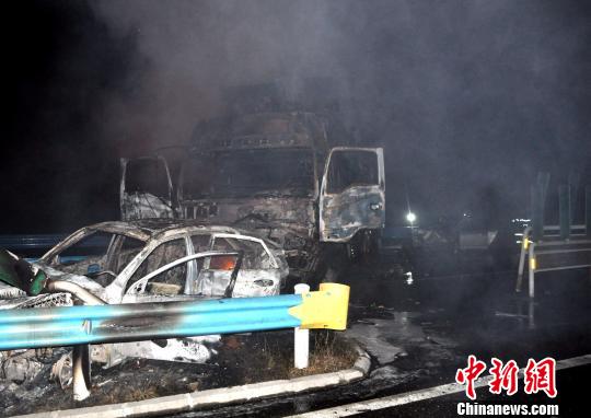 10月2日0時(shí)許，杭瑞高速貴州江口縣往銅仁市方向，距王家溝隧道出口200米處，發(fā)生一起三車追尾交通事