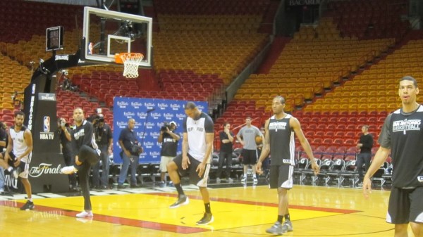 馬刺備戰(zhàn)對陣熱火的第一場總決賽比賽之前，麥蒂亮相訓練場，受到媒體狂熱追捧，在馬刺球員中風頭最勁，他也