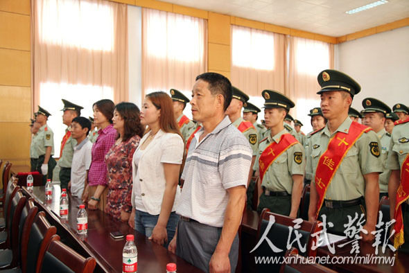 十佳士官同家長親人同臺受到表彰。圖片來源：人民武警報