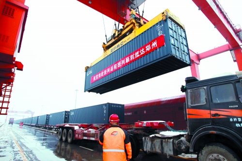 8日,帶回41集裝箱汽車原配件、動車高鐵鋼板、高檔飲料