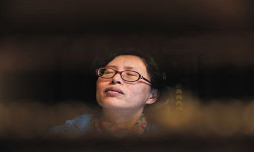 人們將醫(yī)療制度的憤懣情緒，寄托在這個(gè)走廊醫(yī)生身上，共同沉浸在受迫害的幻覺(jué)之中