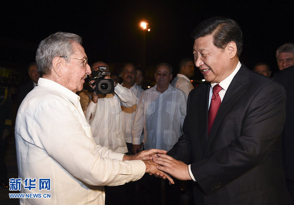 這是古巴國務(wù)委員會(huì)主席兼部長會(huì)議主席勞爾·卡斯特羅到機(jī)場(chǎng)為習(xí)近平送行。