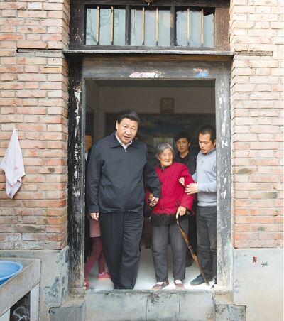 3月17日，習(xí)近平在東壩頭鄉(xiāng)張莊村看望85歲老人張景枝。